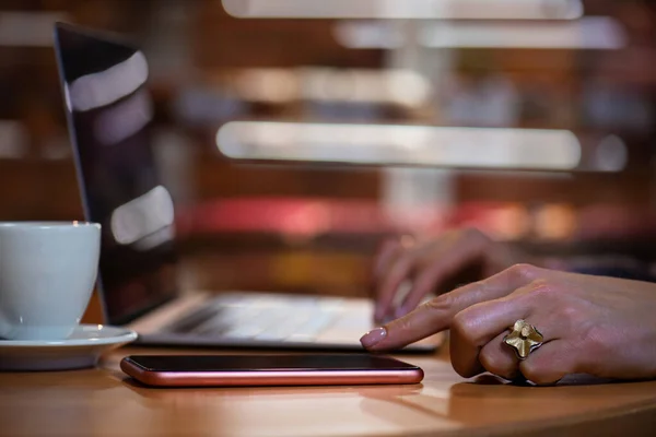 Persoon Die Werkt Cafe Met Behulp Van Tech Gadgets — Stockfoto