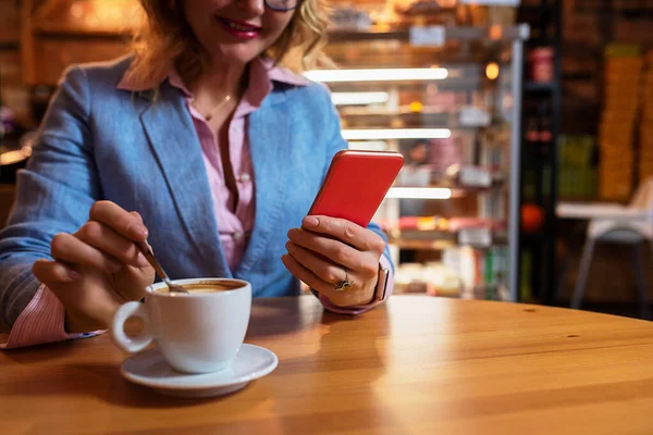 Kvinna Som Dricker Kaffe Kafé Och Använder Mobiltelefon — Stockfoto