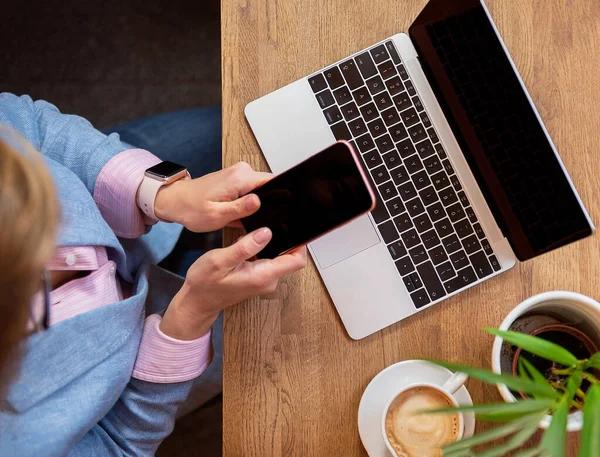 Kobieta Korzystająca Telefonu Komórkowego Laptopa Kawiarni — Zdjęcie stockowe