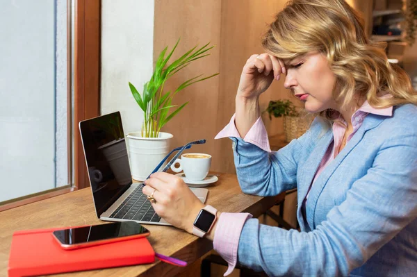 カフェに座って仕事上の問題を抱えているビジネス女性 — ストック写真
