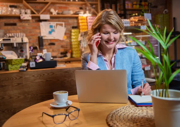 Žena Kavárně Mluví Telefonu Pracuje Notebookem — Stock fotografie