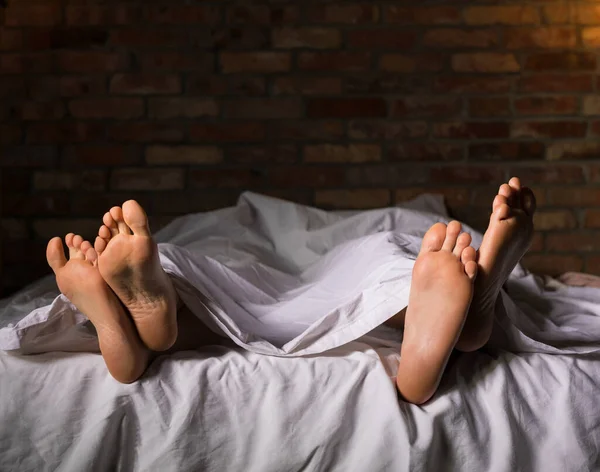 Çift Yatakta Uyuyor Herkes Kendi Tarafında — Stok fotoğraf