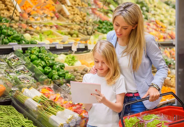 Madre Hija Leyendo Lista Compra Tienda Comestibles — Foto de Stock