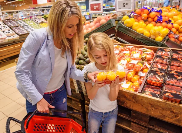 Madre Hija Comprando Frutas Verduras Cultivadas Ecológicamente Tienda Comestibles — Foto de Stock