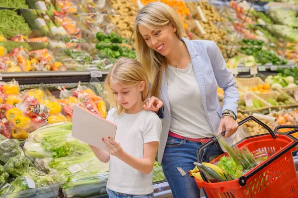 Madre Hija Comprando Comestibles Revisando Lista Compras — Foto de Stock