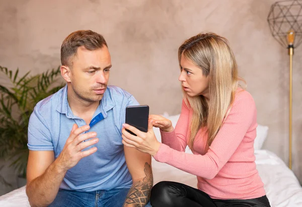 Mulher Exigindo Seu Homem Para Explicar Que Está Seu Telefone — Fotografia de Stock