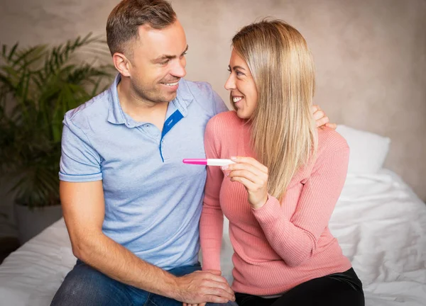 Casal Feliz Olhando Para Teste Gravidez Positivo — Fotografia de Stock