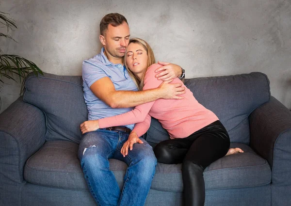 Pareja Abrazándose Mientras Están Sentados Sofá —  Fotos de Stock