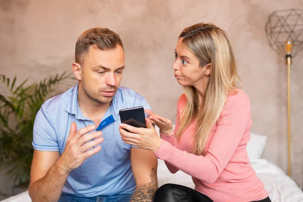 Vrouw Vraagt Haar Man Zijn Berichten Aan Telefoon Uit Leggen — Stockfoto