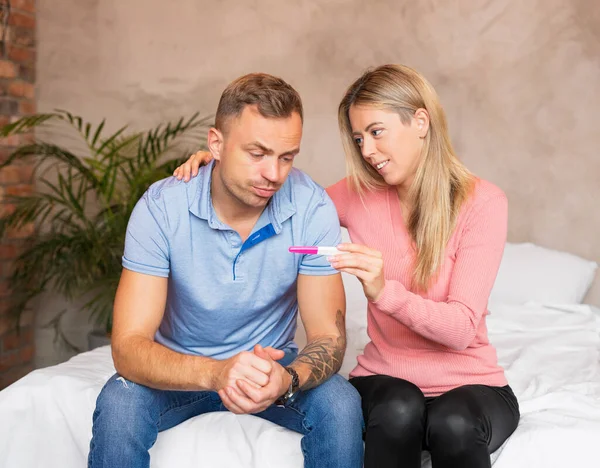 Mujer Mostrando Prueba Embarazo Hombre Preocupado —  Fotos de Stock