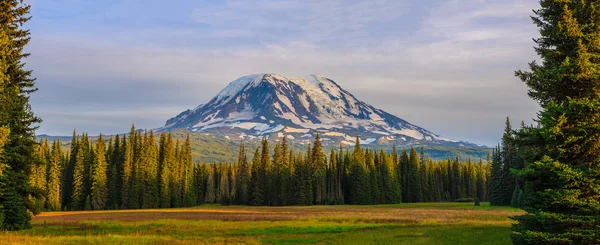 Piękny kolorowy obraz Mount Adams — Zdjęcie stockowe