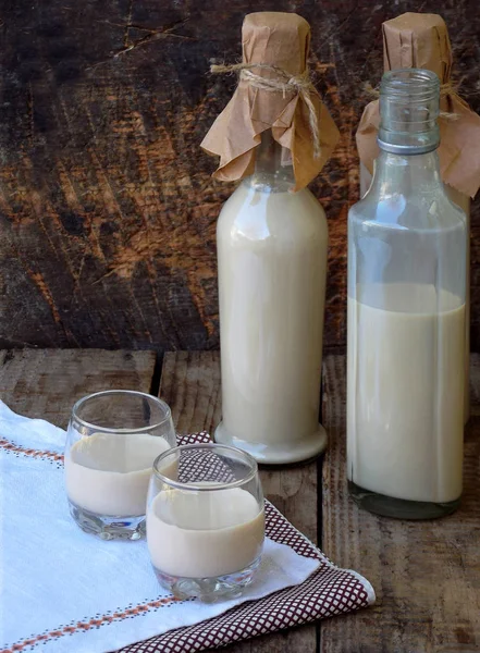 Irish coffee cream likör Baileys i glas och botle på trä bakgrund. Selektivt fokus. Kopiera utrymme — Stockfoto