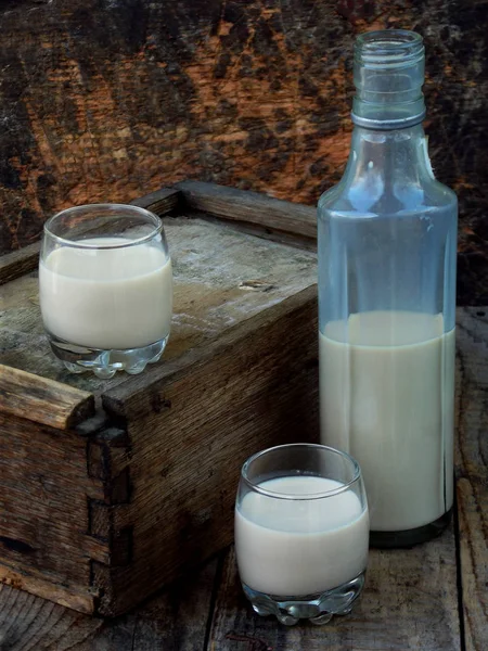 Irská káva cream likér Baileys skla a botle na dřevěné pozadí. Selektivní fokus. Kopírovat prostor — Stock fotografie