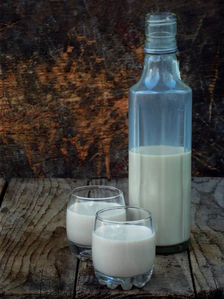 Irish coffee cream liqueur Baileys in glass and botle on wooden background. Selective focus. Copy space — Stock Photo, Image