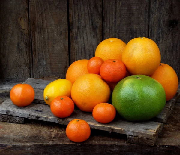 Samenstelling Van Citrus Houten Achtergrond Mandarijnen Sinaasappels Citroen Lieverd — Stockfoto