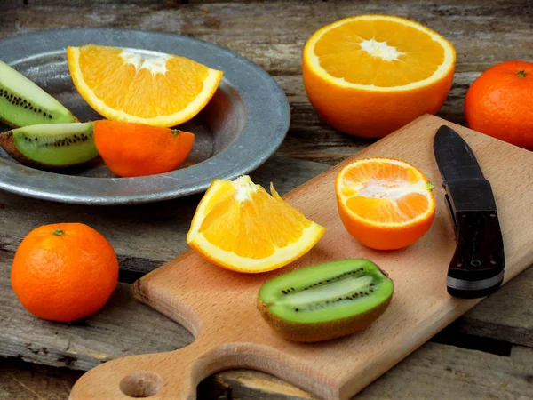Composition Fruit Coupé Orange Kiwi Mandarine Grenade Sur Une Planche — Photo
