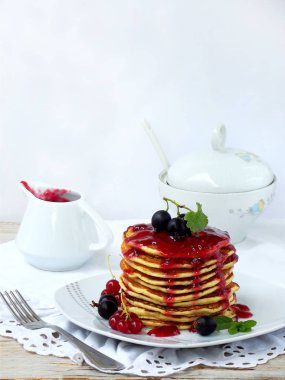 Çilek ve beyaz zemin üzerine reçel ile lezzetli krep yığını. Kahvaltı. Yukarıdan görüntüleyin. Seçici odak