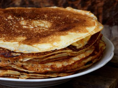 Plaka üzerinde kızarmış krep. Rus krep. Taraftan görüntüleyin. Seçici odak