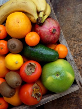 Kompozisyon Mix tropikal ve Akdeniz meyve ahşap arka plan üzerinde renkli. Kavramlar hakkında dekorasyon, sağlıklı yeme