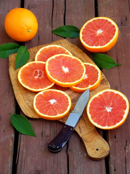 Szeletelt érett szicíliai vért narancs fa vágódeszka. Szelektív összpontosít. — Stock Fotó