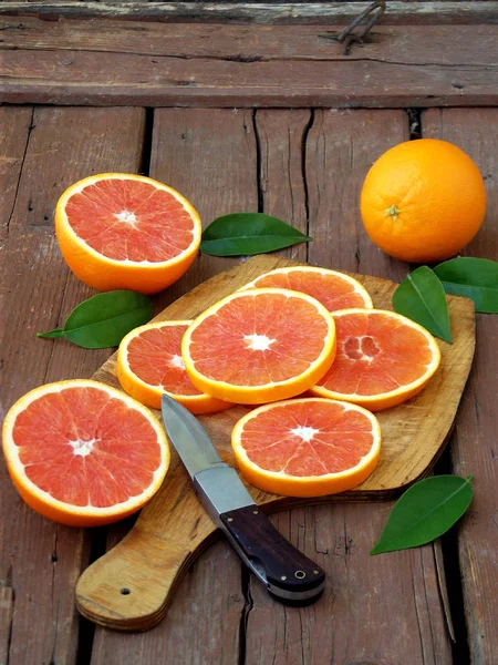 Szeletelt érett szicíliai vért narancs fa vágódeszka. Szelektív összpontosít. — Stock Fotó