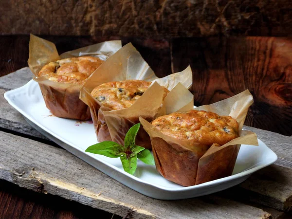 Αλμυρά σνακ αλατισμένο τυρί muffins με βασιλικό και μανιτάρι. σπιτικό ψησίματος — Φωτογραφία Αρχείου