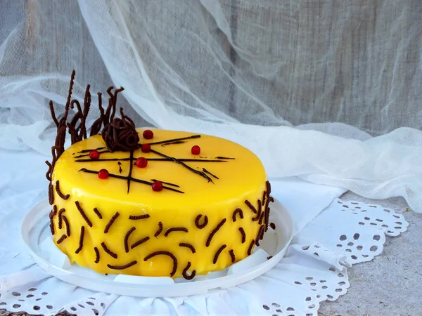 Gâteau avec mousse au fromage et glaçage miroir enduit de caramel. Un gâteau Niigata. espace de copie — Photo