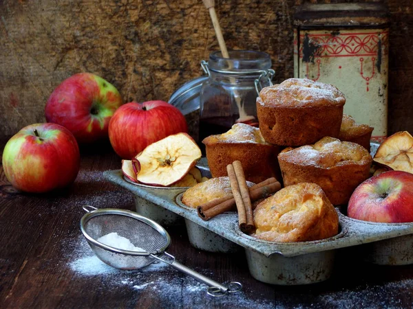 Домашние кексы с яблоками и корицей. Фото Rustic. селективный фокус — стоковое фото