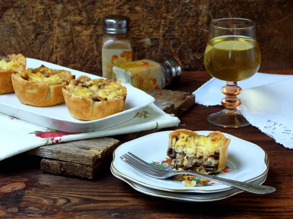 Cazuela de champiñones al horno con queso en masa y copa de vino, juliana francesa. enfoque selectivo — Foto de Stock