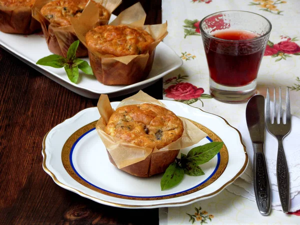 Salta tilltugg saltade ost muffins med basilika och svamp. Hemmagjord bakning — Stockfoto