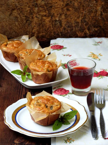 Salato snack salato muffin al formaggio con basilico e funghi. cottura fatta in casa — Foto Stock