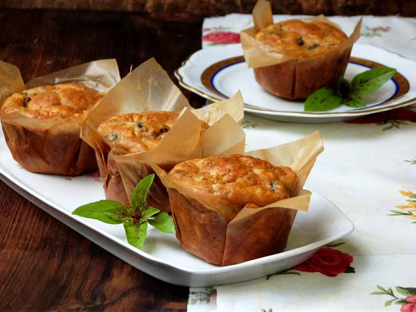 Salta tilltugg saltade ost muffins med basilika och svamp. Hemmagjord bakning — Stockfoto