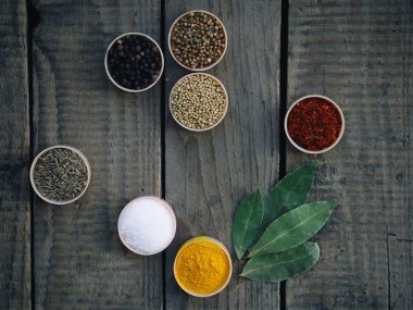 baharat ahşap arka plan üzerinde. Kişniş, karabiber, kırmızı biber, hardal, zerdeçal, kimyon. Barbekü için karışımı.