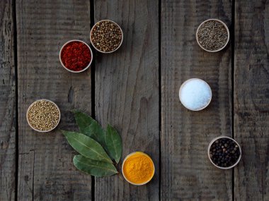 baharat ahşap arka plan üzerinde. Kişniş, karabiber, kırmızı biber, hardal, zerdeçal, kimyon. Barbekü için karışımı.