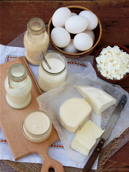 Комплект свежих молочных продуктов на деревянном фоне: молоко, сыр, коттедж, йогурт, яйцо, моцарелла, ряженка, фета . — стоковое фото