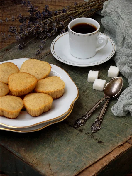 Skład muffin bezglutenowe ryżu banan, kawę i bukiet lawendy. Romantyczne śniadanie. Zdjęcia archiwalne. — Zdjęcie stockowe