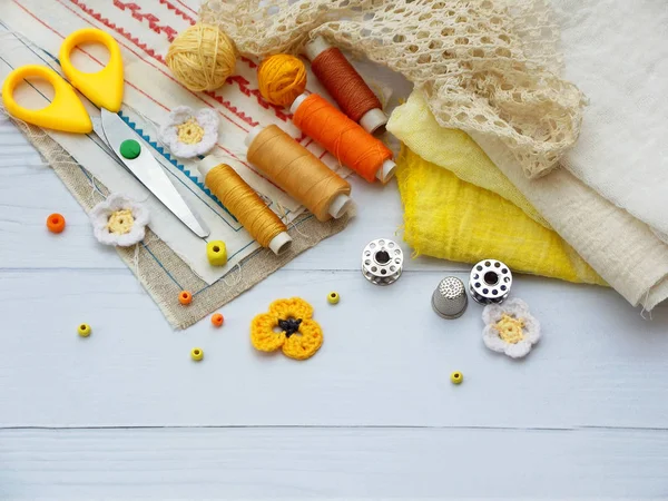 Zusammensetzung der gelben Accessoires für Handarbeit auf Holzgrund. Stricken, Sticken, Nähen. Kleinunternehmen. Einnahmen aus Hobby. — Stockfoto