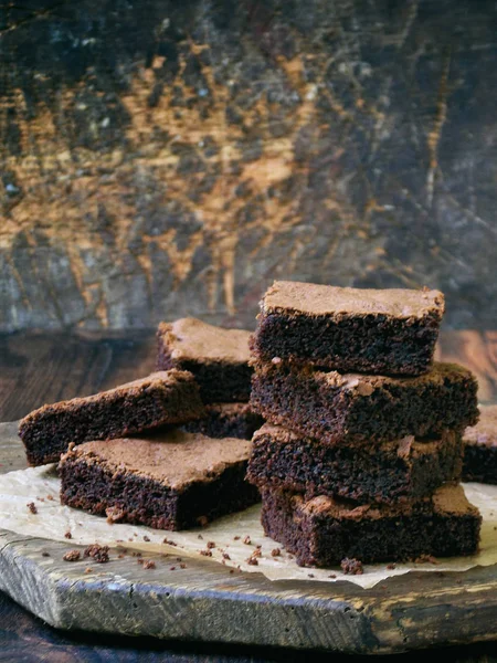 Stukken van cake chocolade brownies op houten achtergrond. selectieve aandacht. kopie ruimte. — Stockfoto