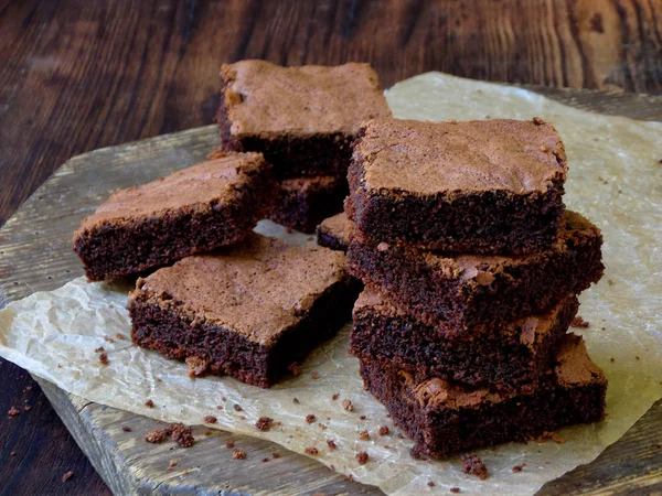 Pezzi di torta brownies al cioccolato su sfondo di legno. focus selettivo . — Foto Stock