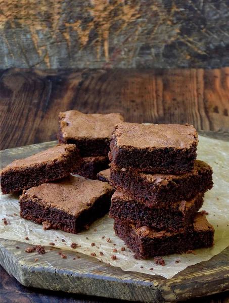 Trozos de pastel de chocolate brownies sobre fondo de madera. enfoque selectivo. espacio de copia . — Foto de Stock