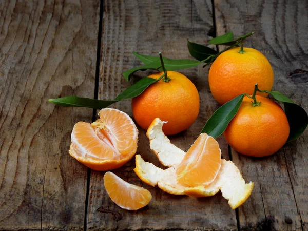 Érett tangerine egy fából készült háttér. szelektív összpontosít — Stock Fotó