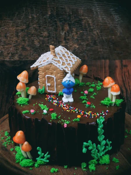 Gâteau Conte de fées avec maison de cookies sur fond sombre — Photo