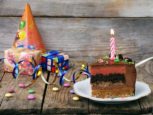 Kawałek ciasta Fairy Tale i świeca - nakrętka herbatniki, Karmel, crumble z czekolady, krem porzeczki i czekolada mus. Wszystkiego najlepszego z okazji urodzin. Selektywny fokus. miejsce — Zdjęcie stockowe