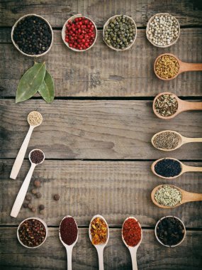 ahşap zemin üzerine baharat kompozisyonu. görünümü üst. kopya alanı