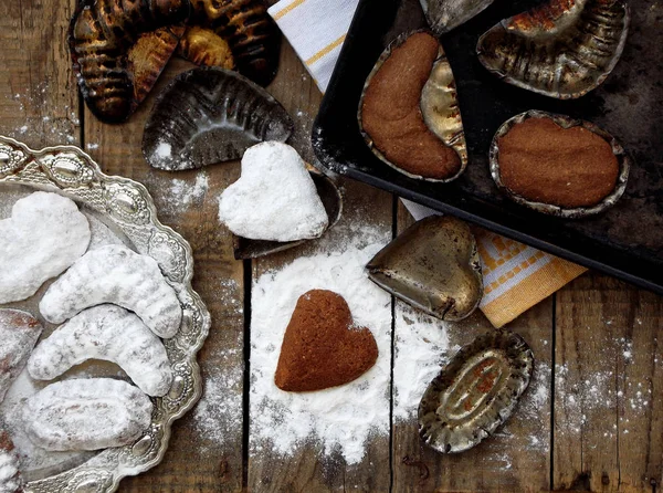 Tsjechische shortbread koekjes pracny is gebakken in metalen mallen op houten backgraund. selectieve aandacht — Stockfoto