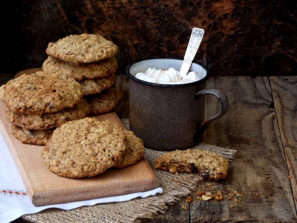 Mehllose glutenfreie Erdnussbutter, Haferflocken, Trockenobst-Kekse und eine Tasse Kakao mit Marshmallows auf Holzuntergrund. horizontal. Kopierraum — Stockfoto