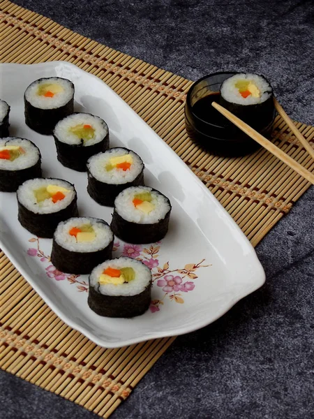 Sushi auf weißem Teller, grauer Hintergrund. traditionelle asiatische Küche. Ernährung gesunde Ernährung. Selektiver Fokus. Raum für Text — Stockfoto