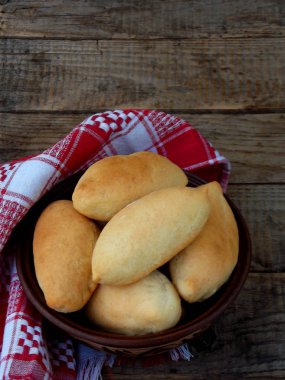 Turta lahana ahşap arka plan üzerinde bir kil plaka ile