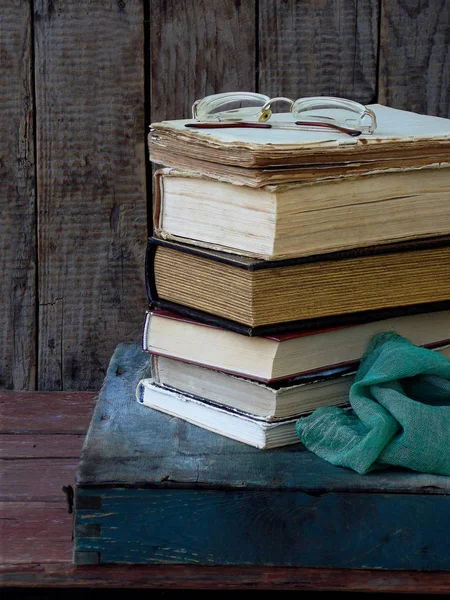 Skład stos starych książek i okulary na tle drewnianych. Zdjęcia archiwalne. — Zdjęcie stockowe