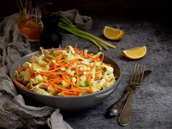 Frischgemüsesalat mit Kohl, Möhre, Petersilie auf grauem Tonteller auf dunklem Hintergrund. Salat mit Krautsalat. — Stockfoto